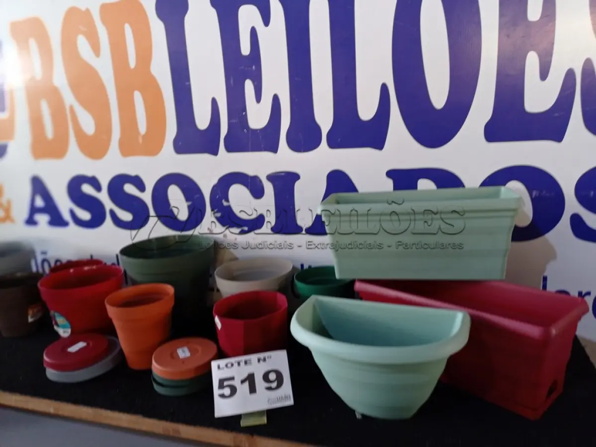 LOTE 519 - 12 – VASOS DE PLANTAS DIVERSOS (NO ESTADO, NÃO SABEMOS SE FUNCIONA. LEILÃO NÃO TEM GARANTIA E NEM DEVOLUÇÃO, SUJEITO A POSSÍVEIS AVARIAS VISÍVEIS/OCULTAS E/OU AUSÊNCIA DE COMPONENTES)