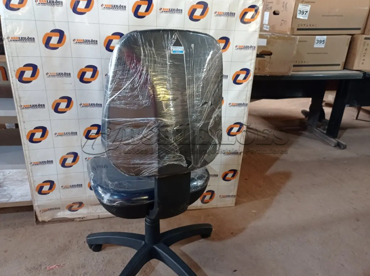 LOTE 030 - 01 CADEIRA DE ESCRITÓRIO COM BASE GIRATÓRIA. (NO ESTADO) ATENÇÃO! FAZER A VISITAÇÃO ANTES DE ARREMATAR, NÃO SABEMOS SE FUNCIONA. LEILÃO NÃO TEM GARANTIA E NEM DEVOLUÇÃO, SUJEITO A POSSÍVEIS AVARIAS VISÍVEIS/OCULTAS E/OU AUSÊNCIA DE COMPONENTES.