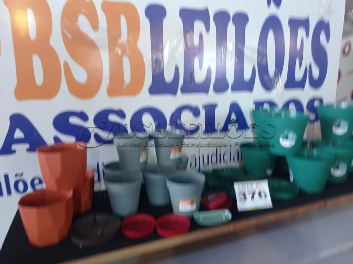 LOTE 376 - 18 – VASOS DIVERSOS (APROXIMADAMENTE)(NO ESTADO, NÃO SABEMOS SE FUNCIONA. LEILÃO NÃO TEM GARANTIA E NEM DEVOLUÇÃO, SUJEITO A POSSÍVEIS AVARIAS VISÍVEIS/OCULTAS E/OU AUSÊNCIA DE COMPONENTES)