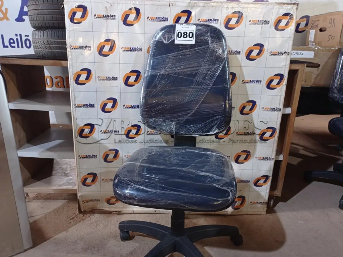 LOTE 080 - 01 CADEIRA DE ESCRITÓRIO COM BASE GIRATÓRIA. (NO ESTADO) ATENÇÃO! FAZER A VISITAÇÃO ANTES DE ARREMATAR, NÃO SABEMOS SE FUNCIONA. LEILÃO NÃO TEM GARANTIA E NEM DEVOLUÇÃO, SUJEITO A POSSÍVEIS AVARIAS VISÍVEIS/OCULTAS E/OU AUSÊNCIA DE COMPONENTES.