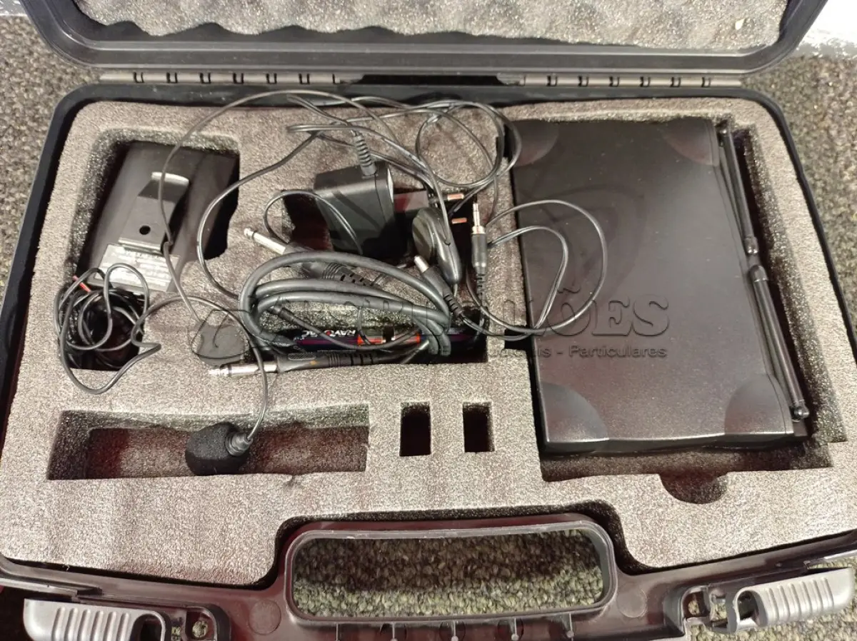 LOTE 035 - 01 MICROFONE + RECEPTOR SEM FIO MARCA TAG COM CASE E CABOS. (NO ESTADO) ATENÇÃO! FAZER A VISITAÇÃO ANTES DE ARREMATAR, NÃO SABEMOS SE FUNCIONA. LEILÃO NÃO TEM GARANTIA E NEM DEVOLUÇÃO, SUJEITO A POSSÍVEIS AVARIAS VISÍVEIS/OCULTAS E/OU AUSÊNCIA DE COMPONENTES.