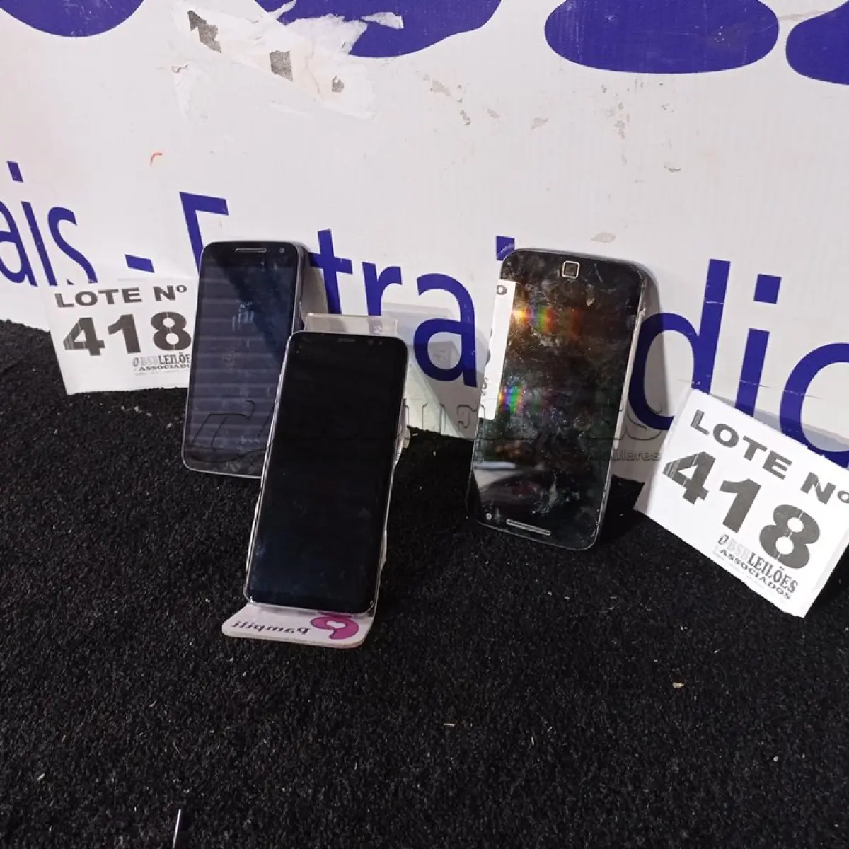 LOTE 418 - 01 - CELULAR SAMSUNG S8 – 02 CELULAR MOTOROLA (NO ESTADO, NÃO SABEMOS SE FUNCIONA. LEILÃO NÃO TEM GARANTIA E NEM DEVOLUÇÃO, SUJEITO A POSSÍVEIS AVARIAS VISÍVEIS/OCULTAS E/OU AUSÊNCIA DE COMPONENTES)