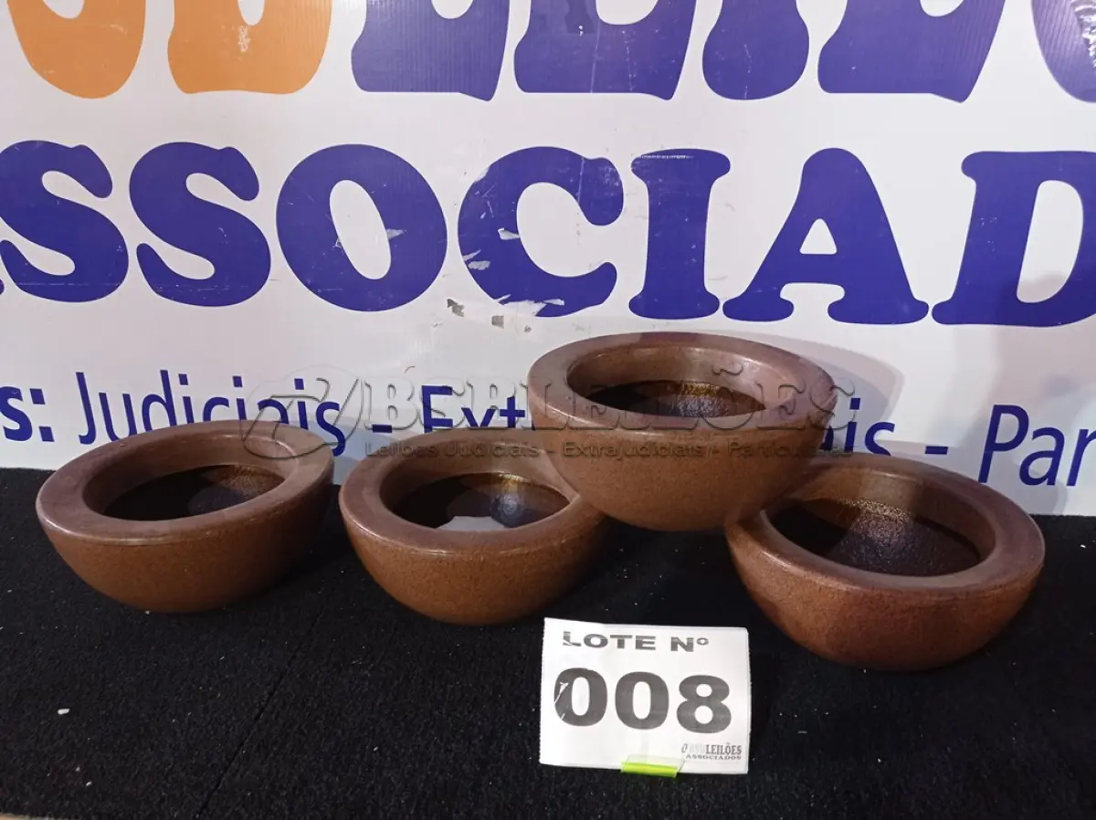 LOTE 008 - 04 - VASOS DE PLANTAS (NO ESTADO, NÃO SABEMOS SE FUNCIONA. LEILÃO NÃO TEM GARANTIA E NEM DEVOLUÇÃO, SUJEITO A POSSÍVEIS AVARIAS VISÍVEIS/OCULTAS E/OU AUSÊNCIA DE COMPONENTES)
