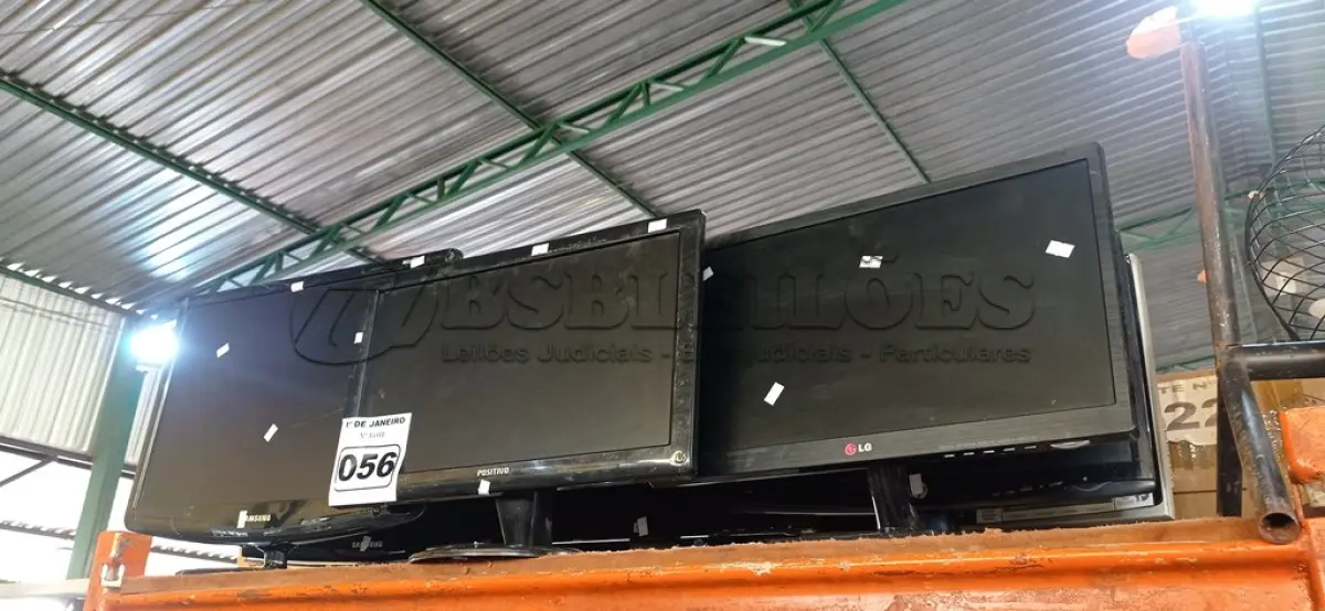 LOTE 056 - 08 MONITORES MARCAS E MODELOS DIVERSOS PARA RETIRADA DE PEÇAS. (NO ESTADO) ATENÇÃO! FAZER A VISITAÇÃO ANTES DE ARREMATAR, NÃO SABEMOS SE FUNCIONA. LEILÃO NÃO TEM GARANTIA E NEM DEVOLUÇÃO, SUJEITO A POSSÍVEIS AVARIAS VISÍVEIS/OCULTAS E/OU AUSÊNCIA DE COMPONENTES.