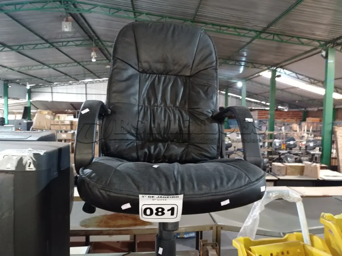LOTE 081 - 01 CADEIRA DE ESCRITÓRIO COM BASE GIRATÓRIA. (NO ESTADO) ATENÇÃO! FAZER A VISITAÇÃO ANTES DE ARREMATAR, NÃO SABEMOS SE FUNCIONA. LEILÃO NÃO TEM GARANTIA E NEM DEVOLUÇÃO, SUJEITO A POSSÍVEIS AVARIAS VISÍVEIS/OCULTAS E/OU AUSÊNCIA DE COMPONENTES.