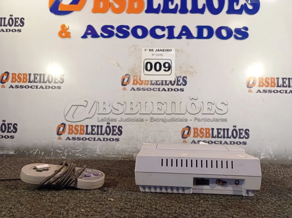 LOTE 009 - 01 VIDEOGAME SUPER NINTENDO. (NO ESTADO) ATENÇÃO! FAZER A VISITAÇÃO ANTES DE ARREMATAR, NÃO SABEMOS SE FUNCIONA. LEILÃO NÃO TEM GARANTIA E NEM DEVOLUÇÃO, SUJEITO A POSSÍVEIS AVARIAS VISÍVEIS/OCULTAS E/OU AUSÊNCIA DE COMPONENTES.