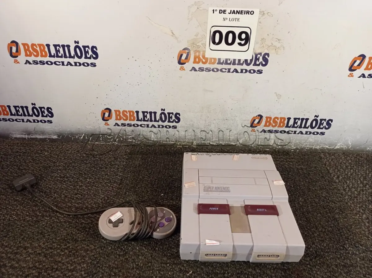 LOTE 009 - 01 VIDEOGAME SUPER NINTENDO. (NO ESTADO) ATENÇÃO! FAZER A VISITAÇÃO ANTES DE ARREMATAR, NÃO SABEMOS SE FUNCIONA. LEILÃO NÃO TEM GARANTIA E NEM DEVOLUÇÃO, SUJEITO A POSSÍVEIS AVARIAS VISÍVEIS/OCULTAS E/OU AUSÊNCIA DE COMPONENTES.