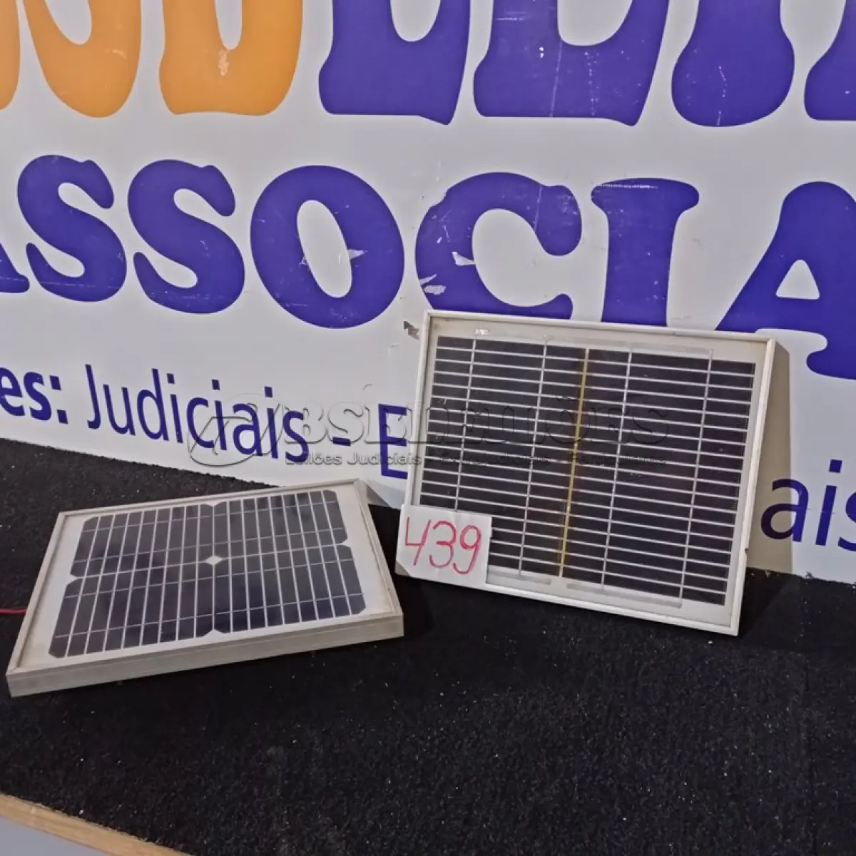 LOTE 439 - 02 PAINÉIS SOLARES 18V 10W. (NO ESTADO) ATENÇÃO! FAZER A VISITAÇÃO ANTES DE ARREMATAR, NÃO SABEMOS SE FUNCIONA. LEILÃO NÃO TEM GARANTIA E NEM DEVOLUÇÃO, SUJEITO A POSSÍVEIS AVARIAS VISÍVEIS/OCULTAS E/OU AUSÊNCIA DE COMPONENTES.