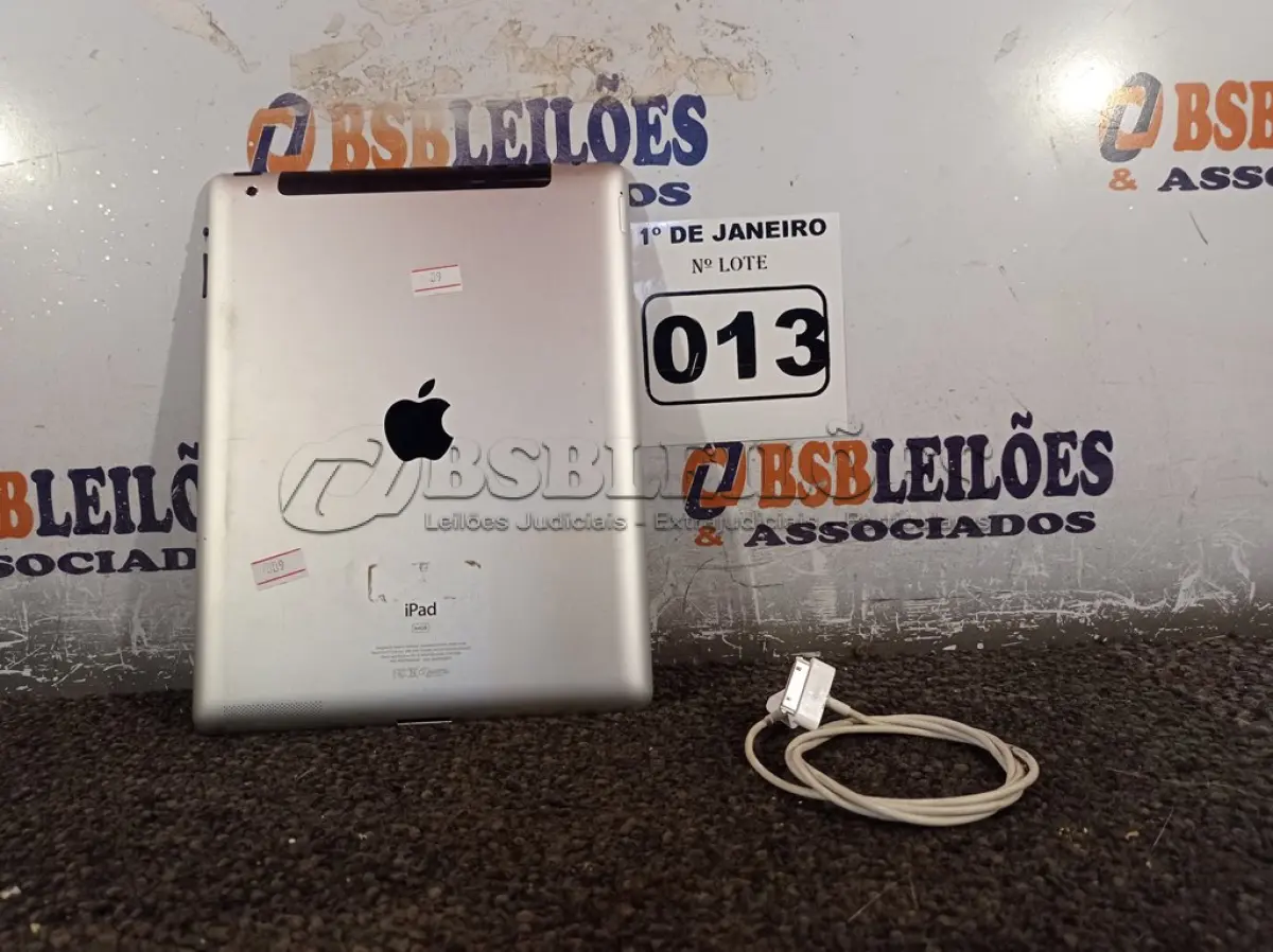 LOTE 013 - 01 IPAD 64 GB COM CABO. (NO ESTADO) ATENÇÃO! FAZER A VISITAÇÃO ANTES DE ARREMATAR, NÃO SABEMOS SE FUNCIONA. LEILÃO NÃO TEM GARANTIA E NEM DEVOLUÇÃO, SUJEITO A POSSÍVEIS AVARIAS VISÍVEIS/OCULTAS E/OU AUSÊNCIA DE COMPONENTES.