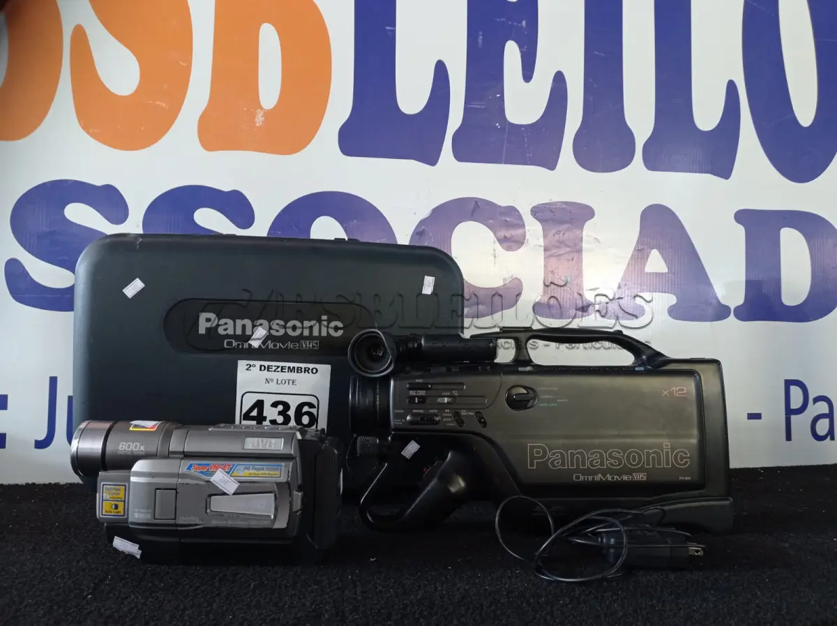 LOTE 436 - 02 FILMADORAS SENDO UMA PANASONIC E A OUTRA JVC (NO ESTADO) ATENÇÃO! FAZER A VISITAÇÃO ANTES DE ARREMATAR, NÃO SABEMOS SE FUNCIONA. LEILÃO NÃO TEM GARANTIA E NEM DEVOLUÇÃO, SUJEITO A POSSÍVEIS AVARIAS VISÍVEIS/OCULTAS E/OU AUSÊNCIA DE COMPONENTES.