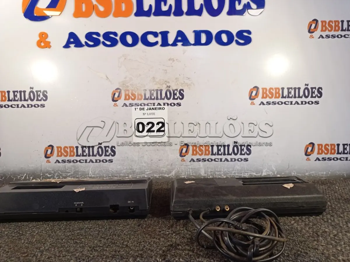 LOTE 022 - 02 VIDEOGAMES. (NO ESTADO) ATENÇÃO! FAZER A VISITAÇÃO ANTES DE ARREMATAR, NÃO SABEMOS SE FUNCIONA. LEILÃO NÃO TEM GARANTIA E NEM DEVOLUÇÃO, SUJEITO A POSSÍVEIS AVARIAS VISÍVEIS/OCULTAS E/OU AUSÊNCIA DE COMPONENTES.
