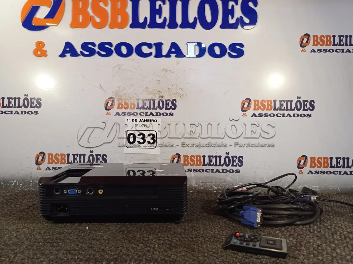 LOTE 033 - 01 PROJETOR MULTIMIDIA MARCA ACER. (NO ESTADO) ATENÇÃO! FAZER A VISITAÇÃO ANTES DE ARREMATAR, NÃO SABEMOS SE FUNCIONA. LEILÃO NÃO TEM GARANTIA E NEM DEVOLUÇÃO, SUJEITO A POSSÍVEIS AVARIAS VISÍVEIS/OCULTAS E/OU AUSÊNCIA DE COMPONENTES.