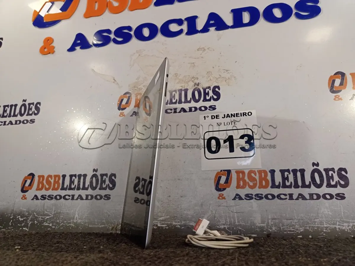 LOTE 013 - 01 IPAD 64 GB COM CABO. (NO ESTADO) ATENÇÃO! FAZER A VISITAÇÃO ANTES DE ARREMATAR, NÃO SABEMOS SE FUNCIONA. LEILÃO NÃO TEM GARANTIA E NEM DEVOLUÇÃO, SUJEITO A POSSÍVEIS AVARIAS VISÍVEIS/OCULTAS E/OU AUSÊNCIA DE COMPONENTES.