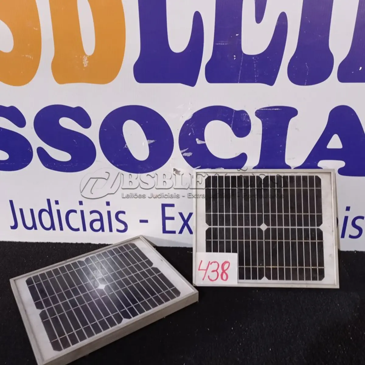 LOTE 438 - 02 PAINÉIS SOLARES 18V 10W. (NO ESTADO) ATENÇÃO! FAZER A VISITAÇÃO ANTES DE ARREMATAR, NÃO SABEMOS SE FUNCIONA. LEILÃO NÃO TEM GARANTIA E NEM DEVOLUÇÃO, SUJEITO A POSSÍVEIS AVARIAS VISÍVEIS/OCULTAS E/OU AUSÊNCIA DE COMPONENTES.