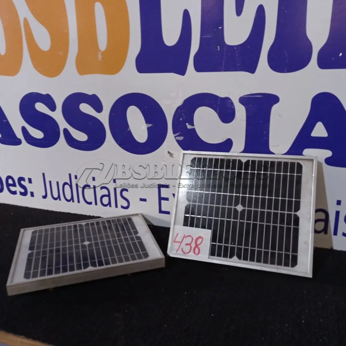 LOTE 438 - 02 PAINÉIS SOLARES 18V 10W. (NO ESTADO) ATENÇÃO! FAZER A VISITAÇÃO ANTES DE ARREMATAR, NÃO SABEMOS SE FUNCIONA. LEILÃO NÃO TEM GARANTIA E NEM DEVOLUÇÃO, SUJEITO A POSSÍVEIS AVARIAS VISÍVEIS/OCULTAS E/OU AUSÊNCIA DE COMPONENTES.