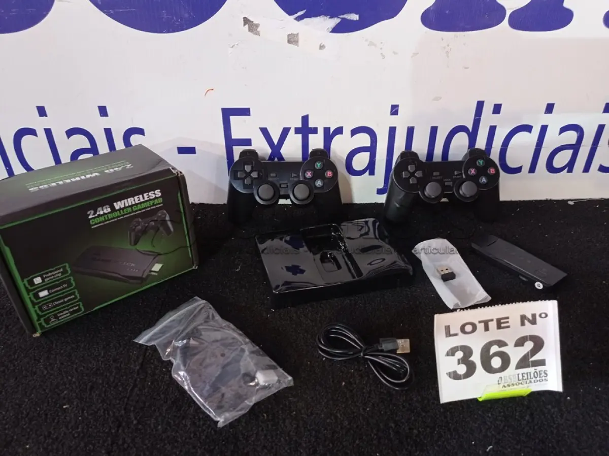 LOTE 362 - 01 - VÍDEO GAME STICK LITE COM 10.000 MIL JOGOS + 2 CONTROLES SEM FIO (NO ESTADO, NÃO SABEMOS SE FUNCIONA. LEILÃO NÃO TEM GARANTIA E NEM DEVOLUÇÃO, SUJEITO A POSSÍVEIS AVARIAS VISÍVEIS/OCULTAS E/OU AUSÊNCIA DE COMPONENTES)