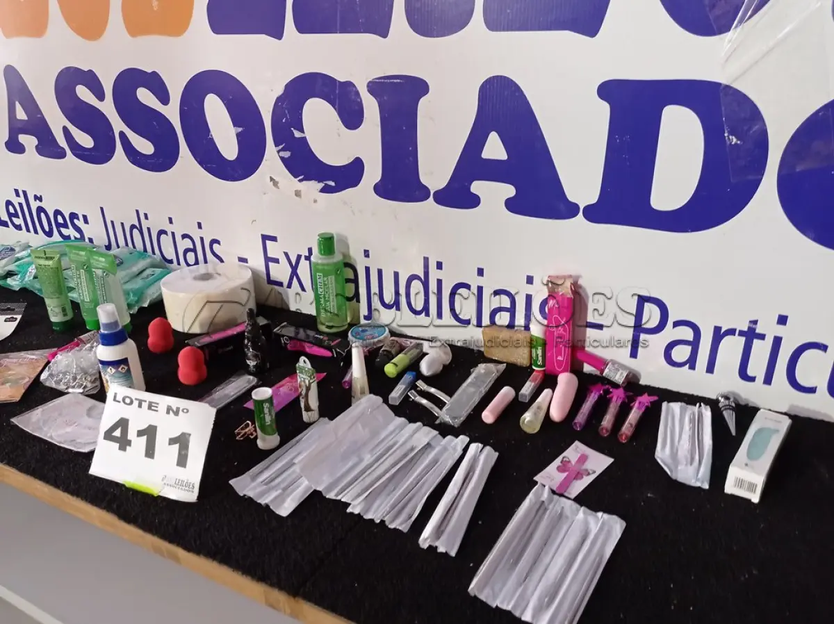 LOTE 411 - 60 -  COSMÉTICO DIVERSOS  (APROXIMADAMENTE)(NO ESTADO, NÃO SABEMOS SE FUNCIONA. LEILÃO NÃO TEM GARANTIA E NEM DEVOLUÇÃO, SUJEITO A POSSÍVEIS AVARIAS VISÍVEIS/OCULTAS E/OU AUSÊNCIA DE COMPONENTES)