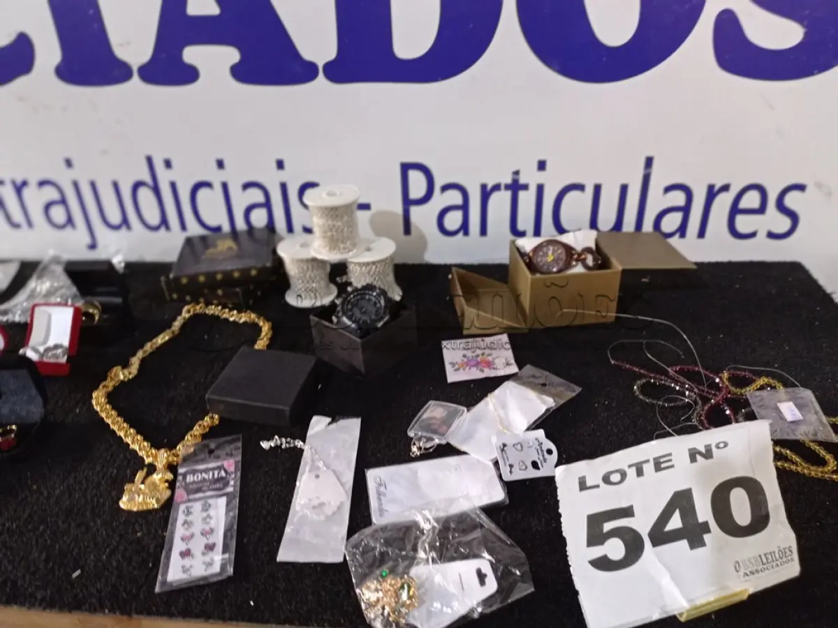 LOTE 540 - 51 – ACESSÓRIOS PESSOAIS DIVERSOS (APROXIMADAMENTE)(NO ESTADO, NÃO SABEMOS SE FUNCIONA. LEILÃO NÃO TEM GARANTIA E NEM DEVOLUÇÃO, SUJEITO A POSSÍVEIS AVARIAS VISÍVEIS/OCULTAS E/OU AUSÊNCIA DE COMPONENTES)