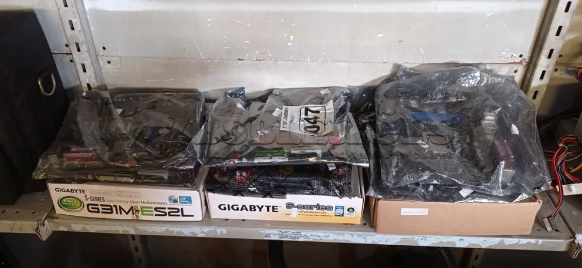 LOTE 047 - 09 PLACAS MÃE MARCAS E MODELOS DIVERSOS. (NO ESTADO) ATENÇÃO! FAZER A VISITAÇÃO ANTES DE ARREMATAR, NÃO SABEMOS SE FUNCIONA. LEILÃO NÃO TEM GARANTIA E NEM DEVOLUÇÃO, SUJEITO A POSSÍVEIS AVARIAS VISÍVEIS/OCULTAS E/OU AUSÊNCIA DE COMPONENTES.