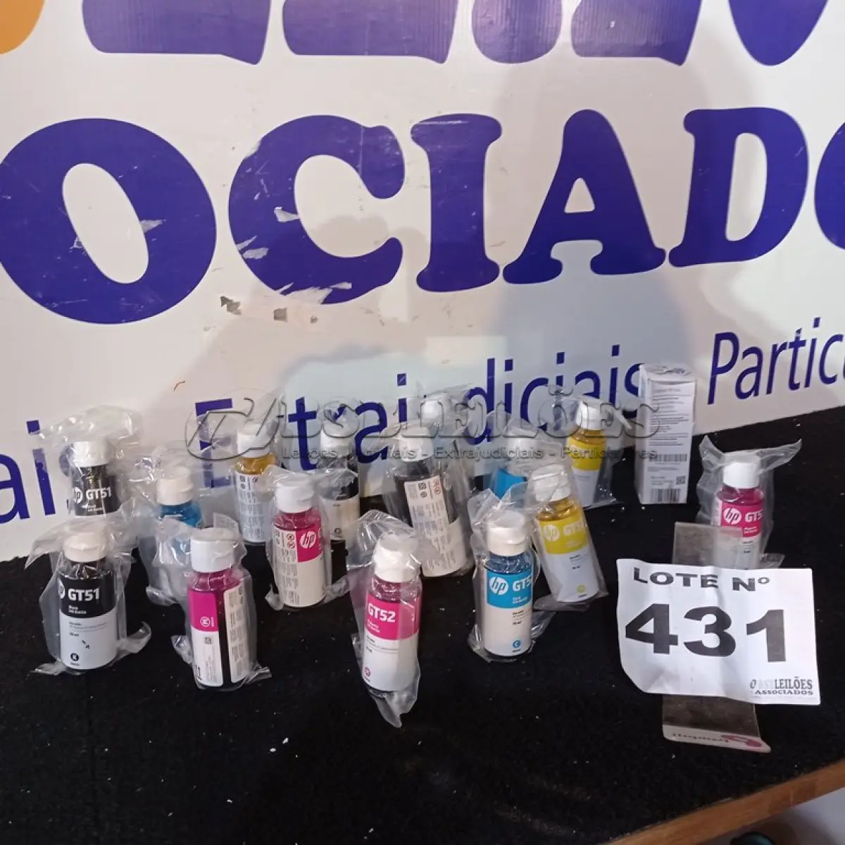 LOTE 431 - 16 - GARRAFAS DE TINTA HP (NO ESTADO, NÃO SABEMOS SE FUNCIONA. LEILÃO NÃO TEM GARANTIA E NEM DEVOLUÇÃO, SUJEITO A POSSÍVEIS AVARIAS VISÍVEIS/OCULTAS E/OU AUSÊNCIA DE COMPONENTES)