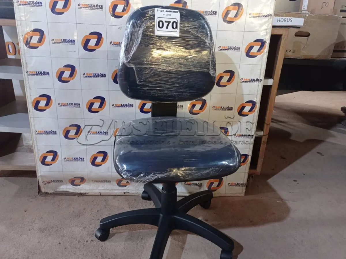 LOTE 070 - 01 CADEIRA DE ESCRITÓRIO COM BASE GIRATÓRIA. (NO ESTADO) ATENÇÃO! FAZER A VISITAÇÃO ANTES DE ARREMATAR, NÃO SABEMOS SE FUNCIONA. LEILÃO NÃO TEM GARANTIA E NEM DEVOLUÇÃO, SUJEITO A POSSÍVEIS AVARIAS VISÍVEIS/OCULTAS E/OU AUSÊNCIA DE COMPONENTES.