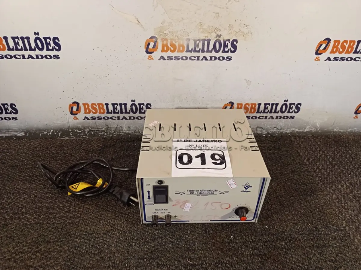 LOTE 019 - 01 FONTE DE ALIMENTAÇÃO ESTABILIZADA 12V 3 AMPERES. (NO ESTADO) ATENÇÃO! FAZER A VISITAÇÃO ANTES DE ARREMATAR, NÃO SABEMOS SE FUNCIONA. LEILÃO NÃO TEM GARANTIA E NEM DEVOLUÇÃO, SUJEITO A POSSÍVEIS AVARIAS VISÍVEIS/OCULTAS E/OU AUSÊNCIA DE COMPONENTES.
