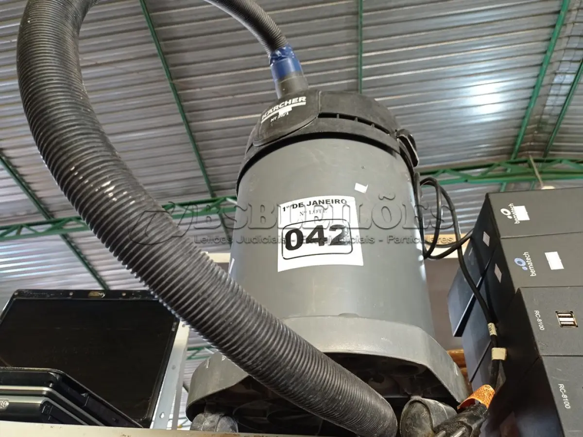 LOTE 042 - 01 ASPIRADOR DE PÓ MARCA KARCHER NT 20/1 220V. (NO ESTADO) ATENÇÃO! FAZER A VISITAÇÃO ANTES DE ARREMATAR, NÃO SABEMOS SE FUNCIONA. LEILÃO NÃO TEM GARANTIA E NEM DEVOLUÇÃO, SUJEITO A POSSÍVEIS AVARIAS VISÍVEIS/OCULTAS E/OU AUSÊNCIA DE COMPONENTES.