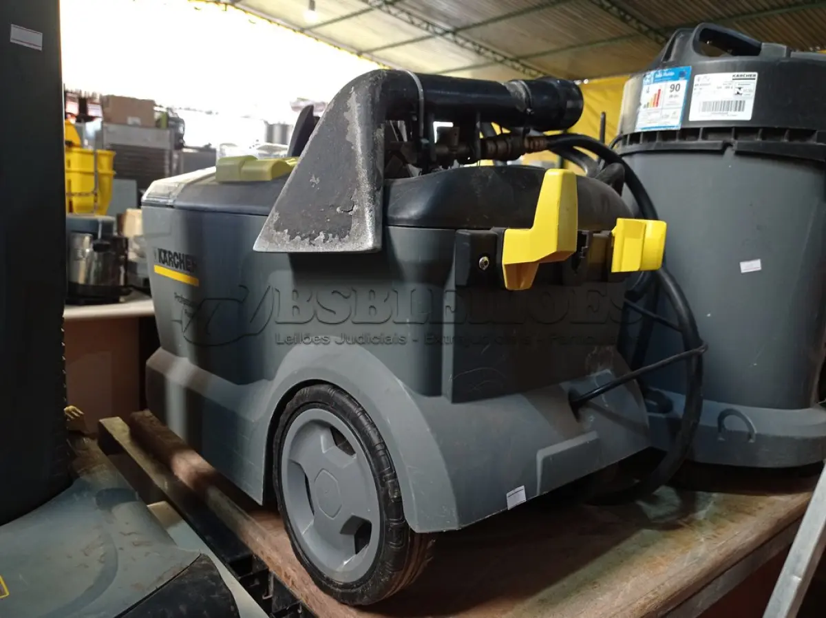 LOTE 157 - 01 EXTRATORA PROFISSIONAL MARCA KARCHER PUZZI 10/2. (NO ESTADO) ATENÇÃO! FAZER A VISITAÇÃO ANTES DE ARREMATAR, NÃO SABEMOS SE FUNCIONA. LEILÃO NÃO TEM GARANTIA E NEM DEVOLUÇÃO, SUJEITO A POSSÍVEIS AVARIAS VISÍVEIS/OCULTAS E/OU AUSÊNCIA DE COMPONENTES.