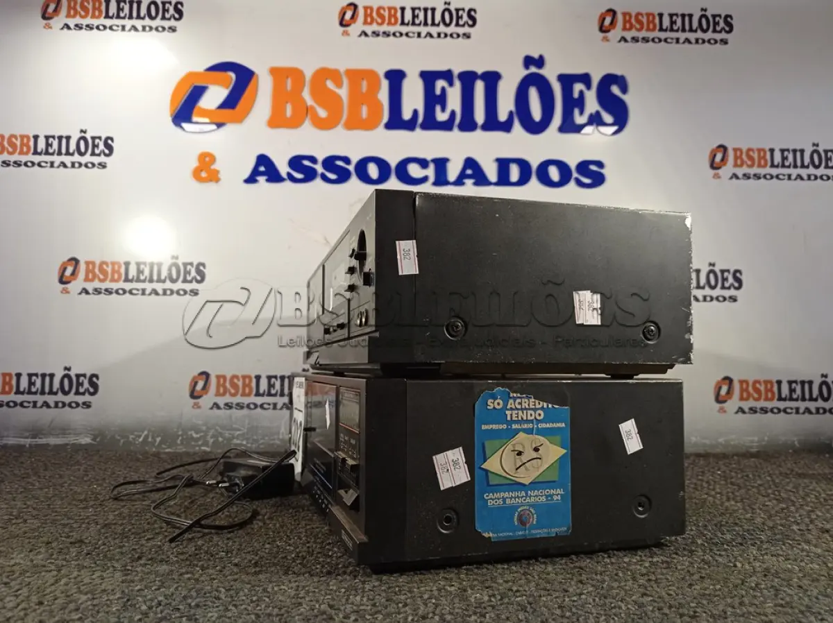 LOTE 202 - 02 ESTÉREOS CASSETTE DECK TECHNICS. (NO ESTADO) ATENÇÃO! FAZER A VISITAÇÃO ANTES DE ARREMATAR, NÃO SABEMOS SE FUNCIONA. LEILÃO NÃO TEM GARANTIA E NEM DEVOLUÇÃO, SUJEITO A POSSÍVEIS AVARIAS VISÍVEIS/OCULTAS E/OU AUSÊNCIA DE COMPONENTES.