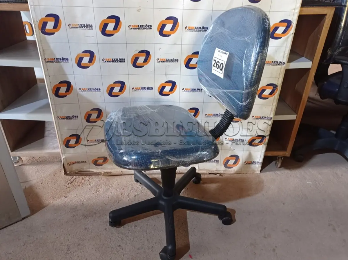 LOTE 260 - 01 CADEIRA DE ESCRITÓRIO COM BASE GIRATÓRIA. (NO ESTADO) ATENÇÃO! FAZER A VISITAÇÃO ANTES DE ARREMATAR, NÃO SABEMOS SE FUNCIONA. LEILÃO NÃO TEM GARANTIA E NEM DEVOLUÇÃO, SUJEITO A POSSÍVEIS AVARIAS VISÍVEIS/OCULTAS E/OU AUSÊNCIA DE COMPONENTES.