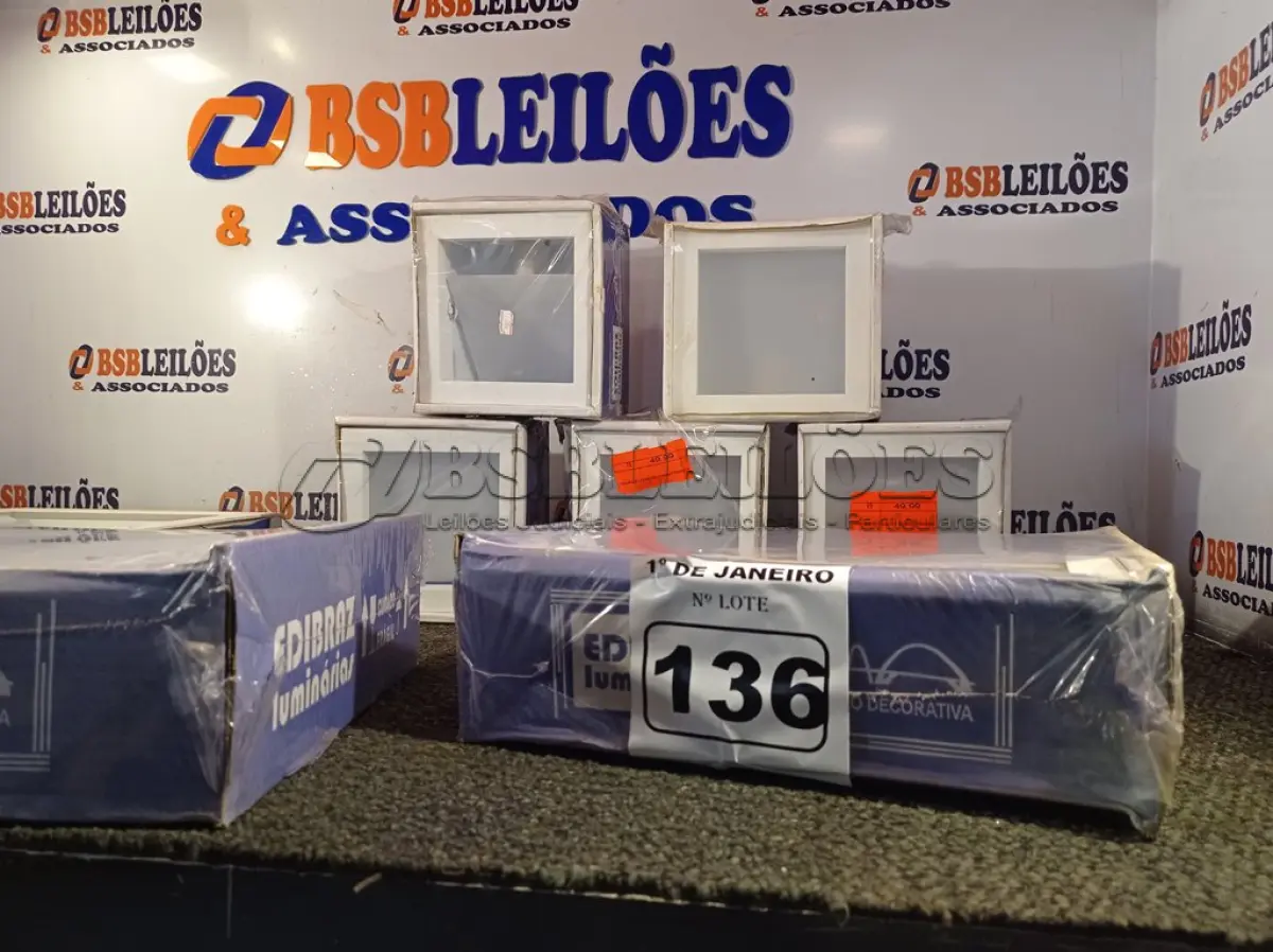 LOTE 136 - 01 LOTE COM VÁRIAS LUMINÁRIAS DE EMBUTIR. (NO ESTADO) ATENÇÃO! FAZER A VISITAÇÃO ANTES DE ARREMATAR, NÃO SABEMOS SE FUNCIONA. LEILÃO NÃO TEM GARANTIA E NEM DEVOLUÇÃO, SUJEITO A POSSÍVEIS AVARIAS VISÍVEIS/OCULTAS E/OU AUSÊNCIA DE COMPONENTES.