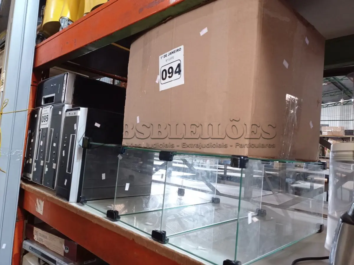 LOTE 094 - 01 ESTANTE DE VIDRO MODULAR E 01 CAIXA COM PERIFÉRICOS DIVERSOS. (NO ESTADO) ATENÇÃO! FAZER A VISITAÇÃO ANTES DE ARREMATAR, NÃO SABEMOS SE FUNCIONA. LEILÃO NÃO TEM GARANTIA E NEM DEVOLUÇÃO, SUJEITO A POSSÍVEIS AVARIAS VISÍVEIS/OCULTAS E/OU AUSÊNCIA DE COMPONENTES.