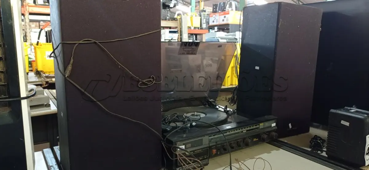 LOTE 404 - 01 APARELHO DE SOM 3X1 MARCA PHILCO. (NO ESTADO) ATENÇÃO! FAZER A VISITAÇÃO ANTES DE ARREMATAR, NÃO SABEMOS SE FUNCIONA. LEILÃO NÃO TEM GARANTIA E NEM DEVOLUÇÃO, SUJEITO A POSSÍVEIS AVARIAS VISÍVEIS/OCULTAS E/OU AUSÊNCIA DE COMPONENTES.