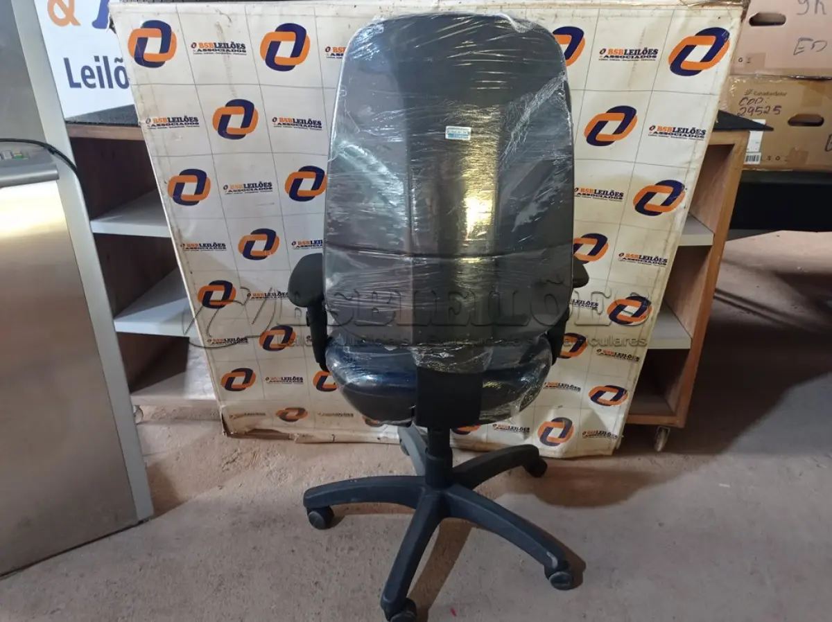 LOTE 270 - 01 CADEIRA DE ESCRITÓRIO COM BASE GIRATÓRIA. (NO ESTADO) ATENÇÃO! FAZER A VISITAÇÃO ANTES DE ARREMATAR, NÃO SABEMOS SE FUNCIONA. LEILÃO NÃO TEM GARANTIA E NEM DEVOLUÇÃO, SUJEITO A POSSÍVEIS AVARIAS VISÍVEIS/OCULTAS E/OU AUSÊNCIA DE COMPONENTES.