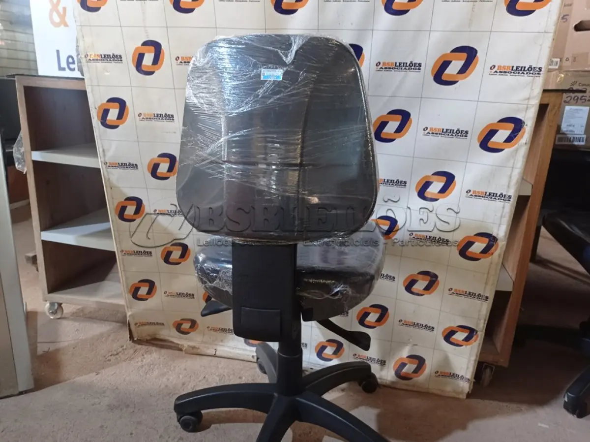 LOTE 170 - 01 CADEIRA DE ESCRITÓRIO COM BASE GIRATÓRIA. (NO ESTADO) ATENÇÃO! FAZER A VISITAÇÃO ANTES DE ARREMATAR, NÃO SABEMOS SE FUNCIONA. LEILÃO NÃO TEM GARANTIA E NEM DEVOLUÇÃO, SUJEITO A POSSÍVEIS AVARIAS VISÍVEIS/OCULTAS E/OU AUSÊNCIA DE COMPONENTES.