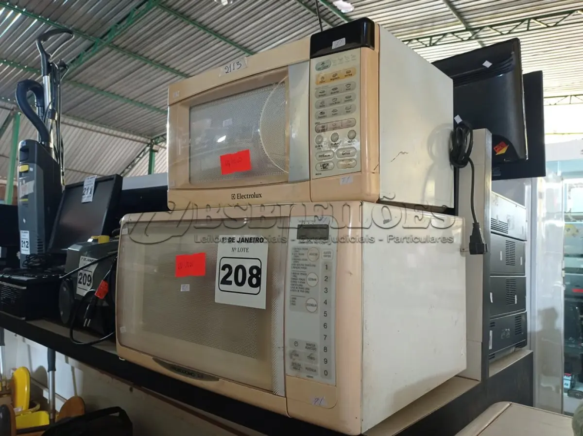 LOTE 208 - 02 MICRO-ONDAS MARCAS E MODELOS DIVERSOS. (NO ESTADO) ATENÇÃO! FAZER A VISITAÇÃO ANTES DE ARREMATAR, NÃO SABEMOS SE FUNCIONA. LEILÃO NÃO TEM GARANTIA E NEM DEVOLUÇÃO, SUJEITO A POSSÍVEIS AVARIAS VISÍVEIS/OCULTAS E/OU AUSÊNCIA DE COMPONENTES.
