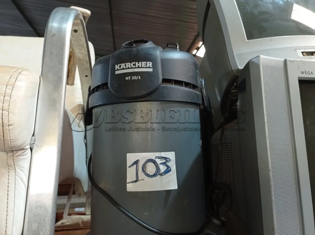 LOTE 103 - 01 ASPIRADOR DE PÓ MARCA KARCHER NT 20/1 220V. (NO ESTADO) ATENÇÃO! FAZER A VISITAÇÃO ANTES DE ARREMATAR, NÃO SABEMOS SE FUNCIONA. LEILÃO NÃO TEM GARANTIA E NEM DEVOLUÇÃO, SUJEITO A POSSÍVEIS AVARIAS VISÍVEIS/OCULTAS E/OU AUSÊNCIA DE COMPONENTES.