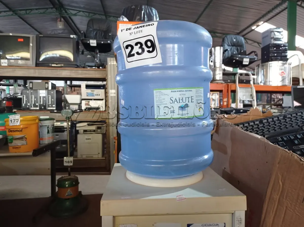 LOTE 239 - 01 BEBEDOURO PARA GARRAFÃO MARCA ESMALTEC 220V. (NO ESTADO) ATENÇÃO! FAZER A VISITAÇÃO ANTES DE ARREMATAR, NÃO SABEMOS SE FUNCIONA. LEILÃO NÃO TEM GARANTIA E NEM DEVOLUÇÃO, SUJEITO A POSSÍVEIS AVARIAS VISÍVEIS/OCULTAS E/OU AUSÊNCIA DE COMPONENTES.