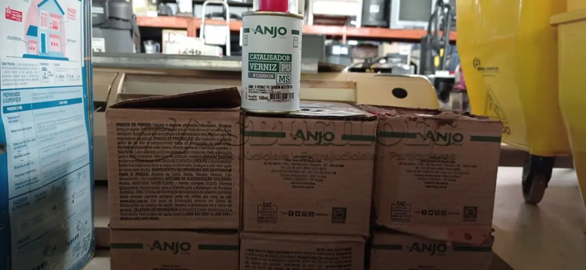LOTE 284 - 01 LOTE COM VÁRIAS LATAS DE VERNIZ CATALIZADOR PU 150ML. (NO ESTADO) ATENÇÃO! FAZER A VISITAÇÃO ANTES DE ARREMATAR, NÃO SABEMOS SE FUNCIONA. LEILÃO NÃO TEM GARANTIA E NEM DEVOLUÇÃO, SUJEITO A POSSÍVEIS AVARIAS VISÍVEIS/OCULTAS E/OU AUSÊNCIA DE COMPONENTES.