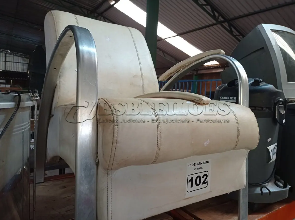 LOTE 102 - 01 POLTRONA. (NO ESTADO) ATENÇÃO! FAZER A VISITAÇÃO ANTES DE ARREMATAR, NÃO SABEMOS SE FUNCIONA. LEILÃO NÃO TEM GARANTIA E NEM DEVOLUÇÃO, SUJEITO A POSSÍVEIS AVARIAS VISÍVEIS/OCULTAS E/OU AUSÊNCIA DE COMPONENTES.