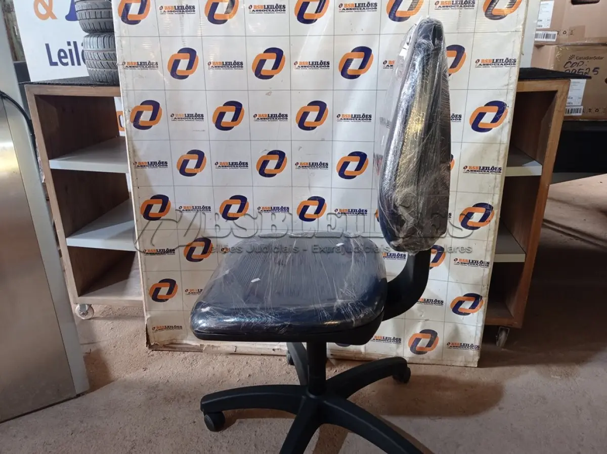 LOTE 190 - 01 CADEIRA DE ESCRITÓRIO COM BASE GIRATÓRIA. (NO ESTADO) ATENÇÃO! FAZER A VISITAÇÃO ANTES DE ARREMATAR, NÃO SABEMOS SE FUNCIONA. LEILÃO NÃO TEM GARANTIA E NEM DEVOLUÇÃO, SUJEITO A POSSÍVEIS AVARIAS VISÍVEIS/OCULTAS E/OU AUSÊNCIA DE COMPONENTES.