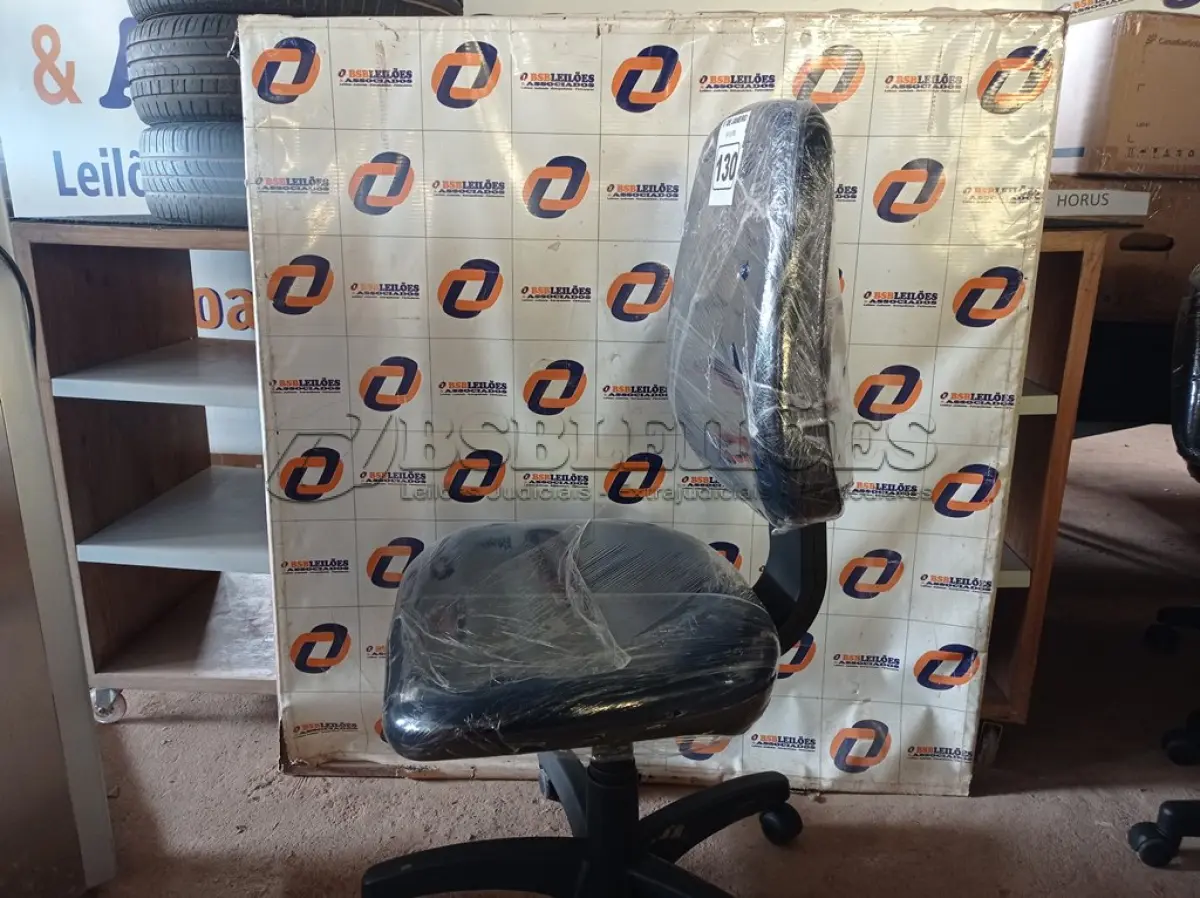 LOTE 130 - 01 CADEIRA DE ESCRITÓRIO COM BASE GIRATÓRIA. (NO ESTADO) ATENÇÃO! FAZER A VISITAÇÃO ANTES DE ARREMATAR, NÃO SABEMOS SE FUNCIONA. LEILÃO NÃO TEM GARANTIA E NEM DEVOLUÇÃO, SUJEITO A POSSÍVEIS AVARIAS VISÍVEIS/OCULTAS E/OU AUSÊNCIA DE COMPONENTES.
