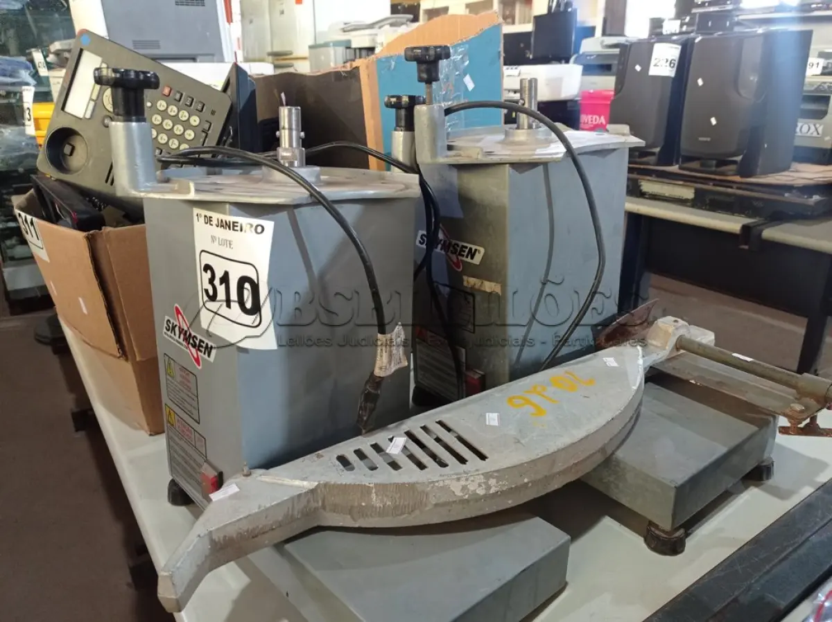 LOTE 310 - 02 FATIADORES DE FRIOS INCOMPLETOS E 01 PROTETOR DE DISCO PARA SERRA DE BANCADA. (NO ESTADO) ATENÇÃO! FAZER A VISITAÇÃO ANTES DE ARREMATAR, NÃO SABEMOS SE FUNCIONA. LEILÃO NÃO TEM GARANTIA E NEM DEVOLUÇÃO, SUJEITO A POSSÍVEIS AVARIAS VISÍVEIS/OCULTAS E/OU AUSÊNCIA DE COMPONENTES.