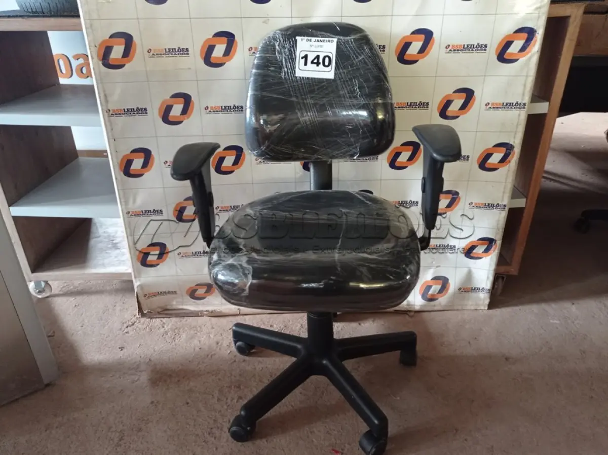 LOTE 140 - 01 CADEIRA DE ESCRITÓRIO COM BASE GIRATÓRIA. (NO ESTADO) ATENÇÃO! FAZER A VISITAÇÃO ANTES DE ARREMATAR, NÃO SABEMOS SE FUNCIONA. LEILÃO NÃO TEM GARANTIA E NEM DEVOLUÇÃO, SUJEITO A POSSÍVEIS AVARIAS VISÍVEIS/OCULTAS E/OU AUSÊNCIA DE COMPONENTES.
