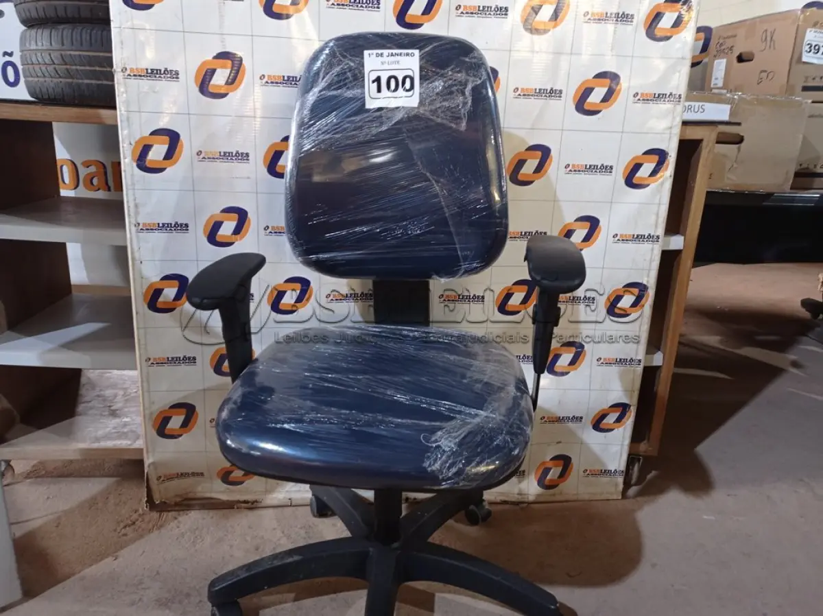 LOTE 100 - 01 CADEIRA DE ESCRITÓRIO COM BASE GIRATÓRIA. (NO ESTADO) ATENÇÃO! FAZER A VISITAÇÃO ANTES DE ARREMATAR, NÃO SABEMOS SE FUNCIONA. LEILÃO NÃO TEM GARANTIA E NEM DEVOLUÇÃO, SUJEITO A POSSÍVEIS AVARIAS VISÍVEIS/OCULTAS E/OU AUSÊNCIA DE COMPONENTES.