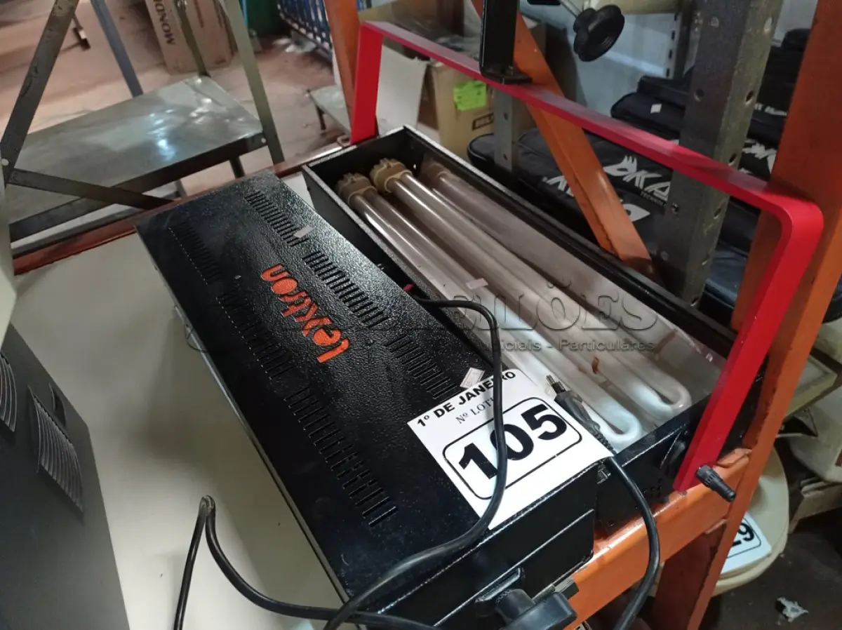 LOTE 105 - 02 LUMINÁRIAS PARA ESTÚDIO. (NO ESTADO) ATENÇÃO! FAZER A VISITAÇÃO ANTES DE ARREMATAR, NÃO SABEMOS SE FUNCIONA. LEILÃO NÃO TEM GARANTIA E NEM DEVOLUÇÃO, SUJEITO A POSSÍVEIS AVARIAS VISÍVEIS/OCULTAS E/OU AUSÊNCIA DE COMPONENTES.