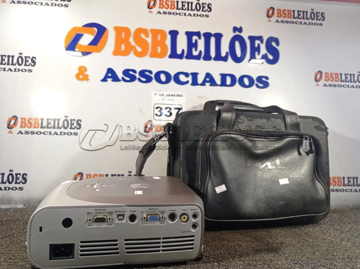 LOTE 337 - 01 PROJETOR MULTIMIDIA MARCA DELL. (NO ESTADO) ATENÇÃO! FAZER A VISITAÇÃO ANTES DE ARREMATAR, NÃO SABEMOS SE FUNCIONA. LEILÃO NÃO TEM GARANTIA E NEM DEVOLUÇÃO, SUJEITO A POSSÍVEIS AVARIAS VISÍVEIS/OCULTAS E/OU AUSÊNCIA DE COMPONENTES.