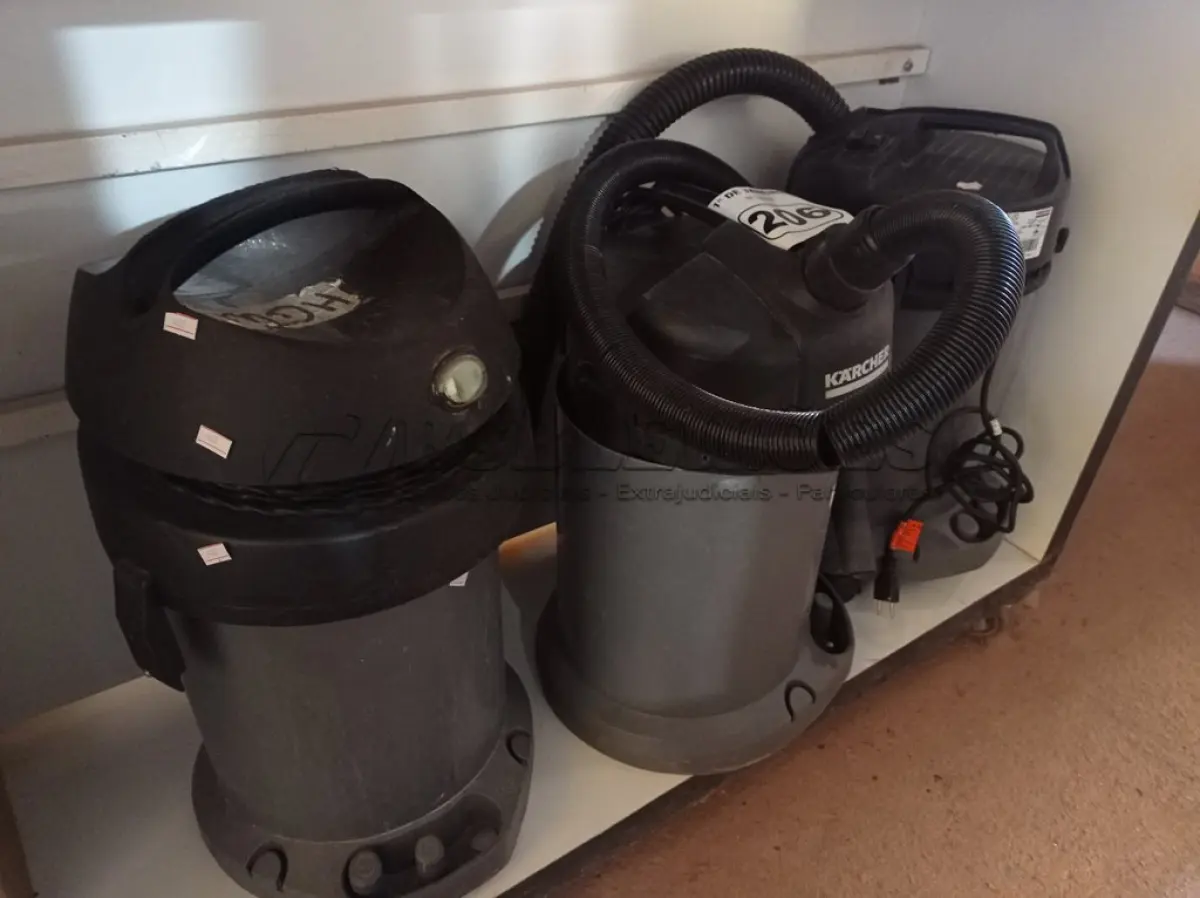 LOTE 206 - 03 ASPIRADORES DE PÓ SENDO 02 KARCHER NT 20/1. (NO ESTADO) ATENÇÃO! FAZER A VISITAÇÃO ANTES DE ARREMATAR, NÃO SABEMOS SE FUNCIONA. LEILÃO NÃO TEM GARANTIA E NEM DEVOLUÇÃO, SUJEITO A POSSÍVEIS AVARIAS VISÍVEIS/OCULTAS E/OU AUSÊNCIA DE COMPONENTES.