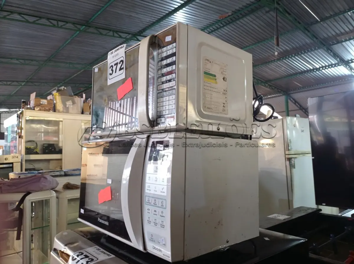 LOTE 372 - 02 MICRO-ONDAS MARCAS E MODELOS DIVERSOS. (NO ESTADO) ATENÇÃO! FAZER A VISITAÇÃO ANTES DE ARREMATAR, NÃO SABEMOS SE FUNCIONA. LEILÃO NÃO TEM GARANTIA E NEM DEVOLUÇÃO, SUJEITO A POSSÍVEIS AVARIAS VISÍVEIS/OCULTAS E/OU AUSÊNCIA DE COMPONENTES.