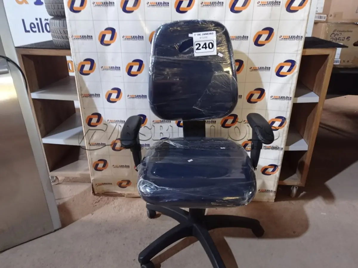 LOTE 240 - 01 CADEIRA DE ESCRITÓRIO COM BASE GIRATÓRIA. (NO ESTADO) ATENÇÃO! FAZER A VISITAÇÃO ANTES DE ARREMATAR, NÃO SABEMOS SE FUNCIONA. LEILÃO NÃO TEM GARANTIA E NEM DEVOLUÇÃO, SUJEITO A POSSÍVEIS AVARIAS VISÍVEIS/OCULTAS E/OU AUSÊNCIA DE COMPONENTES.